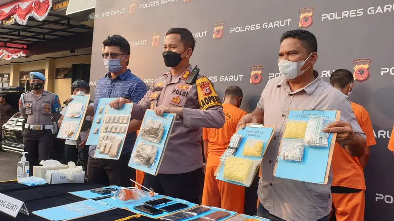 Kapolres Garut AKPB Wirdhanto Hadicaksono, menunjukan barang bukti tembakau sintetik dan narkotika lainnya dalam rilis kasus di Mapolres Garut, Selasa (2/8/2022). (Liputan6.com/Jayadi Supriadin)