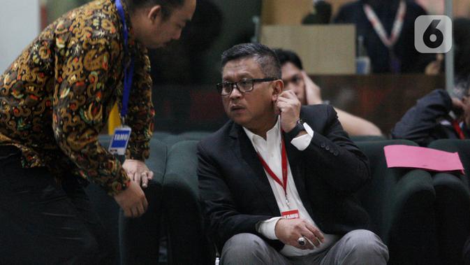 Sekretaris Jenderal PDIP Hasto Kristiyanto (kanan) berbincang saat menunggu untuk dimintai keterangan penyidik di Gedung KPK, Jakarta, Jumat (24/1/2020). Hasto diperiksa sebagai saksi terkait kasus dugaan suap penetapan pergantian antarwaktu (PAW) anggota DPR 2019-2024. (merdeka.com/Dwi Narwoko)