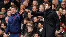 Pelatih Tottenham, Mauricio Pochettino (kanan) mengintruksikan para pemainnya pada lanjutan liga Inggris di stadion White Hart Lane, London, (10/4). Tottenham menang telak atas MU dengan skor 3-0. (Reuters/John Sibley)