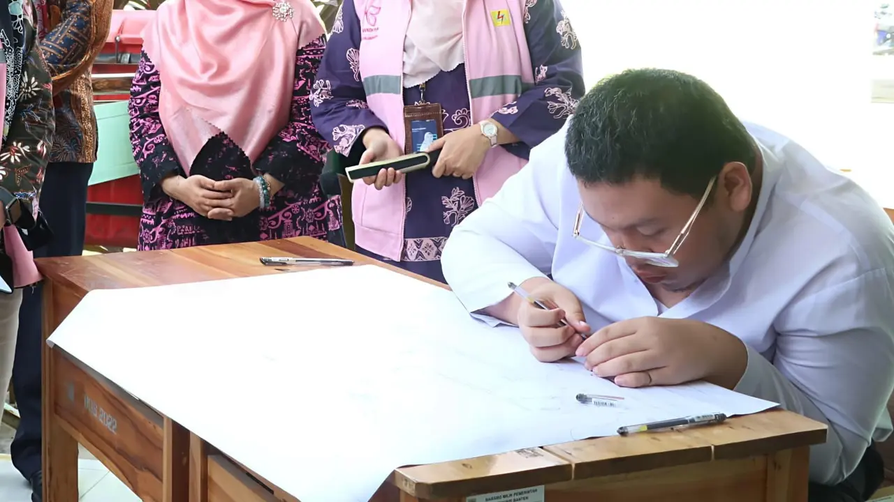 Murid penyandang disabilitas dari Sekolah Khusus (SKh) Negeri 01 Kota Cilegon mengikuti pelatihan membatik di Sanggar Batik Inklusif Rinara, Banten, Jumat (29/8/2025). (Istimewa)
