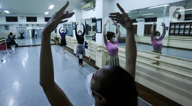 Penari Balet menjalani latihan rutin di Studio Namarina Ballet, Jakarta, Rabu (10/11/2021). Latihan balet ini tetap menjalankan protokol kesehatan seperti memakai masker dan dengan membagi kelas luring dan daring. (Liputan6.com/Johan Tallo)