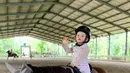 Kerennya, dia sudah bisa berani berkuda lho! Seperti ini dia potretnya [Instagram/guzelimalisyakieb]