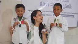 Bersama anak-anak, Yasmin Napper begitu akrab dan selalu dihiasi dengan wajah bahagia. Banyak netizen memuji aksinya tersebut dengan membanjiri kolom komentar Instagramnya. (Liputan6.com/IG/@yasminnapper)