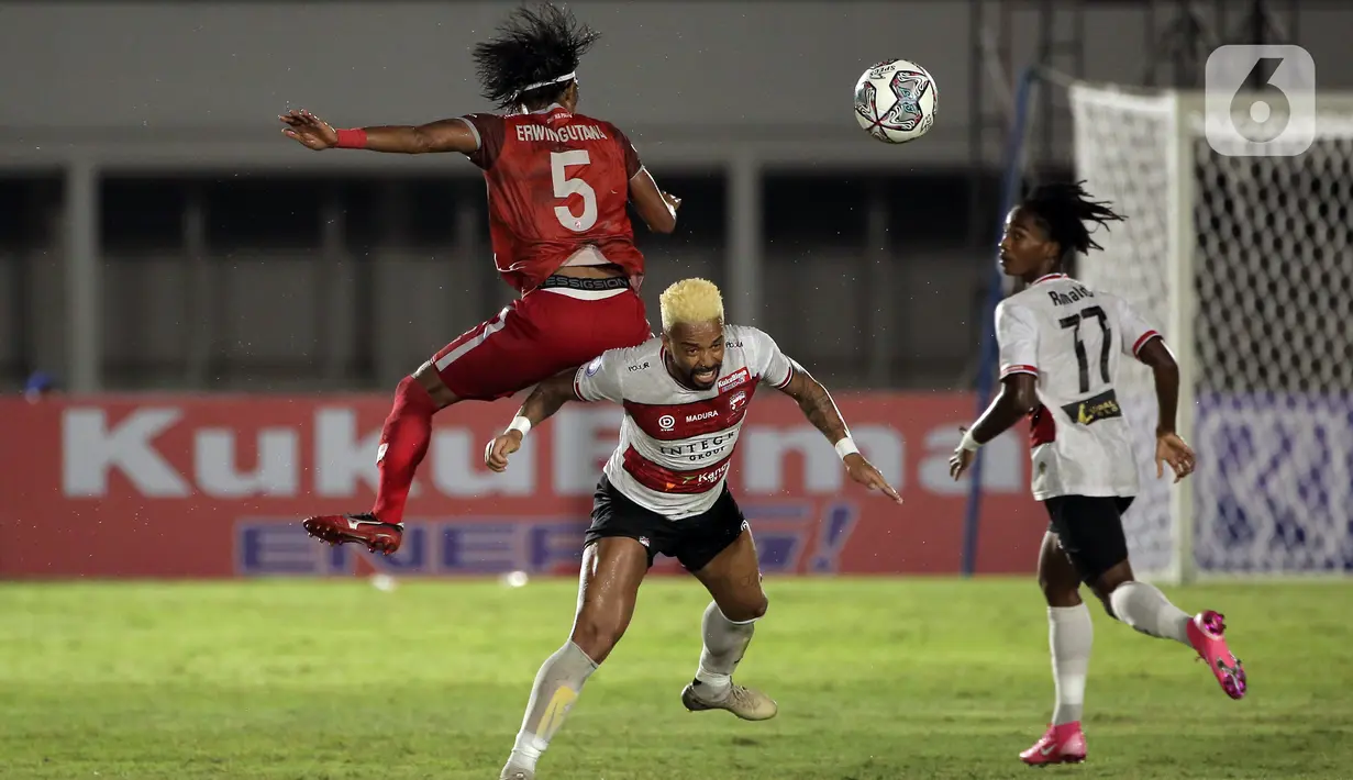 Pemain PSM Makassar, Erwin Gutawa (kiri) berebut bola dengan pemain Madura United, Rafael Feital Da Silva (tengah) dalam pertandingan BRI Liga 1 2021/2022 antara Madura United melawan PSM Makassar di Stadion Madya, Jakarta, Minggu (12/9/2021). Pertandingan berakhir 1-1. (Bola.com/Ikhwan Yanuar)