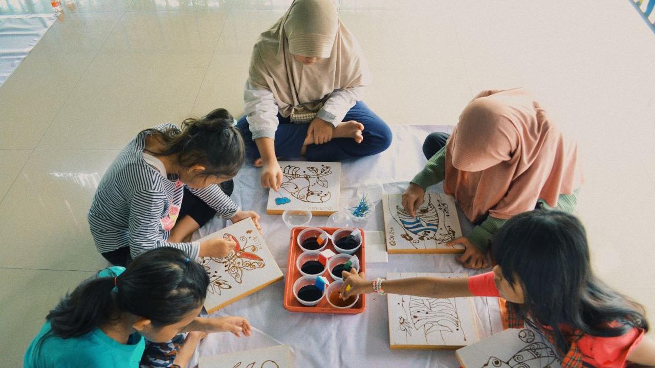 Membatik untuk Mewarnai Mimpi, Dreamity Indonesia Menginspirasi Anak-anak di RPTRA Maya Asri 13