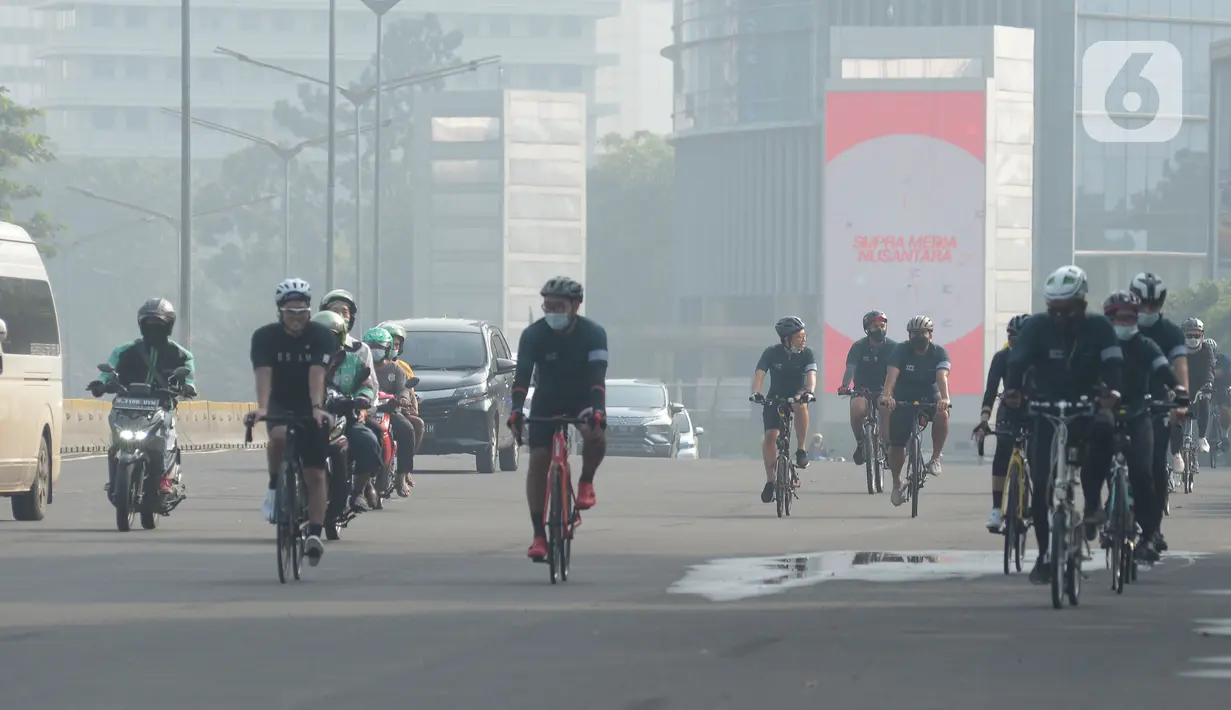 Warga bersepeda di jalan Sudirman, Jakarta, Selasa (1/6/2021). Direktur Lalu Lintas Polda Metro Jaya Kombes Pol Sambodo Purnomo Yogo menjelaskan dasar tilang terhadap pesepeda sudah tertuang pada Pasal 299 Undang-Undang Nomor 22 Tahun 2009 tentang LLAJ.  (merdeka.com/Imam Buhori)