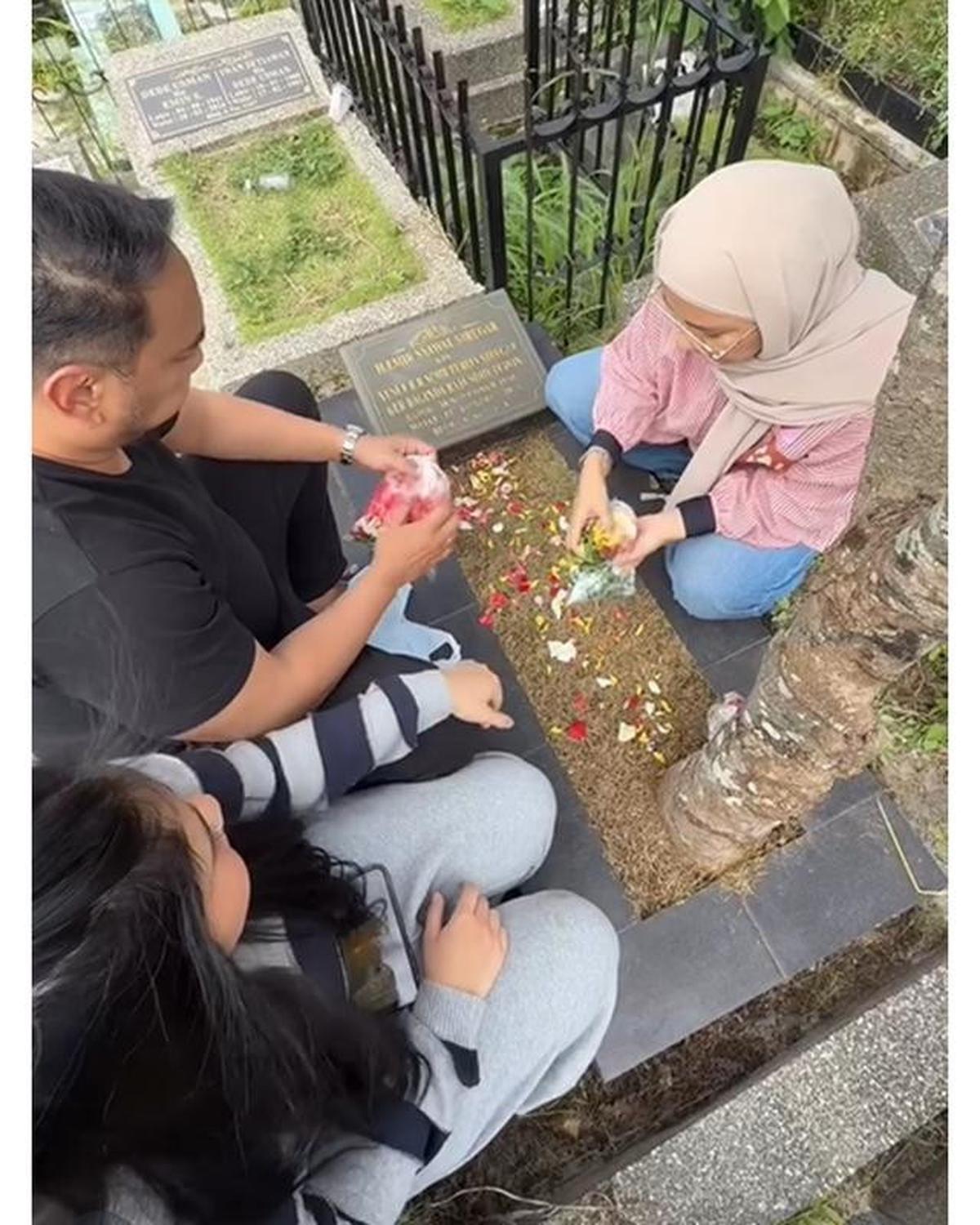 10 Potret Artis Ziarah Makam Jelang Ramadhan 2026, Raffi Ahmad hingga Indro Warkop