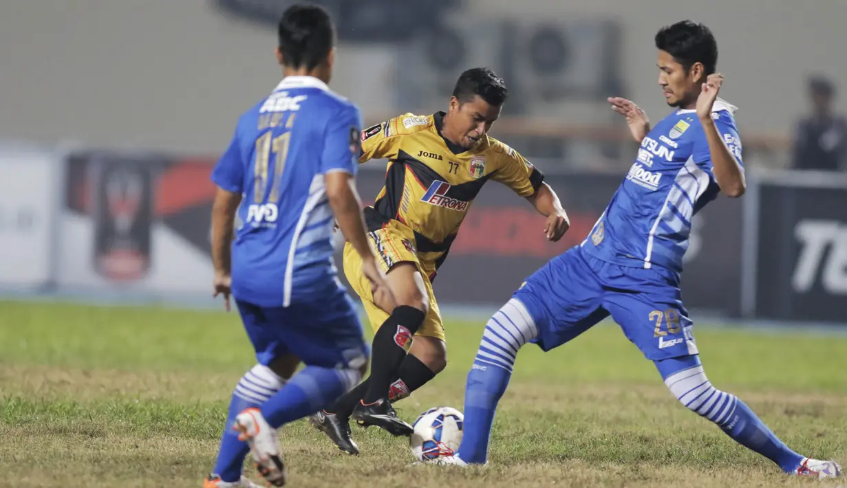 Pemain Mitra Kukar, Defri Rizky berebut bola dengan pemain Persib, Achmad Jufriyanto pada leg pertama semi final Piala Presiden di Stadion Aji Imbut, Tenggarong, Minggu (4/10/2015). (Bola.com/Vitalis Yogi Trisna)  
