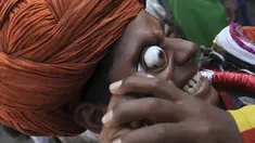 Seorang Islam Sufi di India melakukan aksi mengerikan saat Festival Urs di Ajmer, Jumat (8/4). Festival Urs dirayakan setiap bulan Rajab selama 6 hari untuk memperingati kematian Sufi Moinuddin Chishti. (Reuters/ Himanshu Sharma)