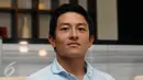 Rio Haryanto saat melakukan pertemuan dengan Sandiaga Uno di gedung  Recapital, Jakarta, Selasa (16/2/2016). Saat ini kiprah Rio di F1 masih terhadang kendala uang kontrak senilai 12,5 juta euro. (Liputan6.com/Helmi Fithriansyah)