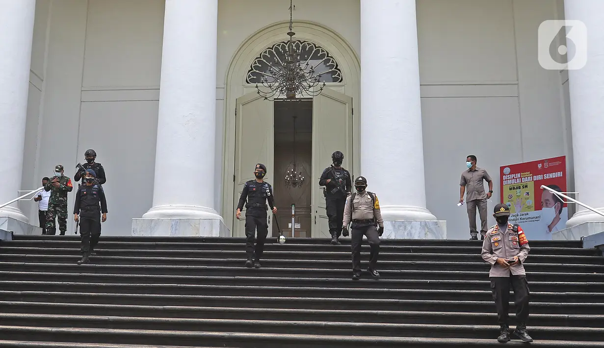 Petugas gabungan berjaga saat melakukan pengamanan dan sterilisasi di sela berlangsungnya misa Jumat Agung rangkaian hari raya Paskah di Gereja Immanuel, Jakarta, Jumat (2/4/2021). Pengamanan diperketat untuk mengatisipasi aksi teror menyusul adanya serangkaian teror dalam sepekan terakhir. (Liputan