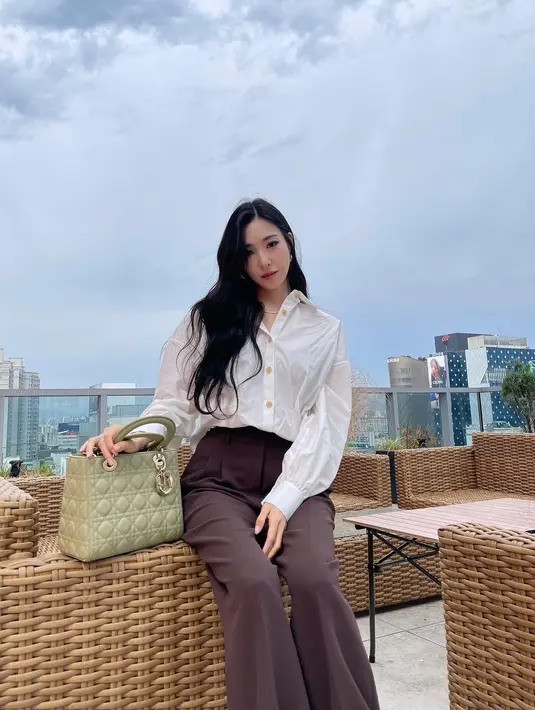 Tiffany Young tak pernah tampil mengecewakan. Kali ini, ia berpose dalam busana workwear yang formal sambil memamerkan Medium Lady Dior Bag in Sage Green. Mana gaya idol k-pop yang jadi favoritmu? Foto: Document/Dior.