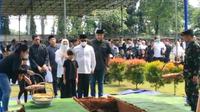 Kepala Staf Kepresidenan RI Moeldoko, di pemakaman sang istri, almarhumah Koesni Harningsih, di Taman Makam Pahlawan (TMP) Bahagia, Tangerang Selatan. (Dok. Liputan6.com/Pramita Tristiawati)