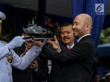 Kepala Staf Angkatan Laut (Kasal) Laksamana TNI Ade Supandi  menerima replika armada baru KRI Kurau 856 dari Dirut PT Caputra Mitra Sejati (CMS), Kriss Pramono di Dermaga Pelabuhan Sunda Kelapa, Jakarta, Kamis (6/7). (Liputan6.com/Faizal Fanani)