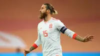 Bek Timnas Spanyol, Sergio Ramos saat tampil pada laga persahabatan melawan Belanda di Johan Cruyff Arena, Kamis (12/11/2020) (Dean Mouhtaropoulos / AFP)