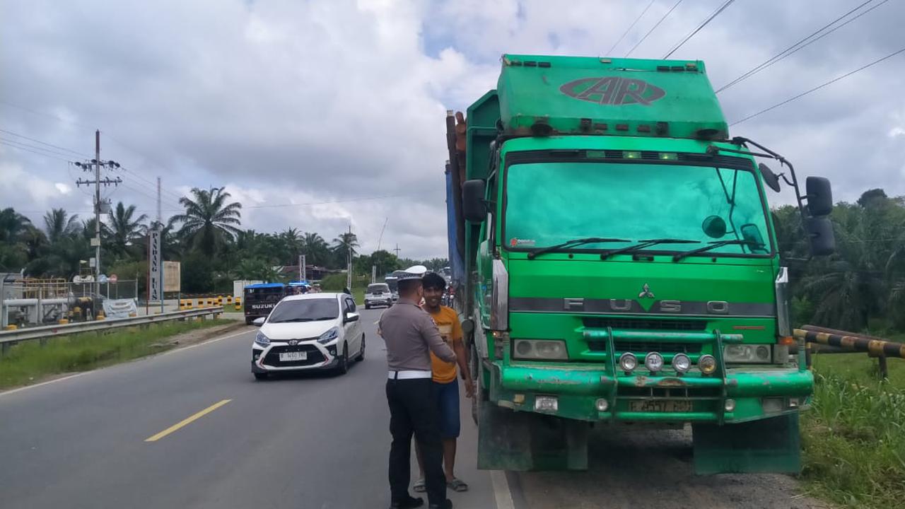 Sopir Truk Nakal Nekat Bawa Kayu Akasia 14 Ton saat Lebaran, Akhirnya Ditindak Polisi
