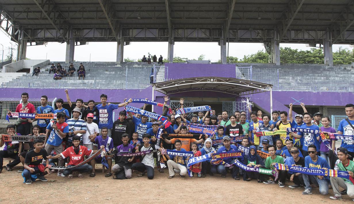 Elemen suporter klub sepak bola di Indonesia, seperti Aremania, Viking, Jakmania, Bonek, Benteng Viola, Ronggomania, Paserbumi, La Mania, dan PS TNI gladi kotor pembentangan bendera merah putih raksasa. (Bola.com/Vitalis Yogi Trisna)