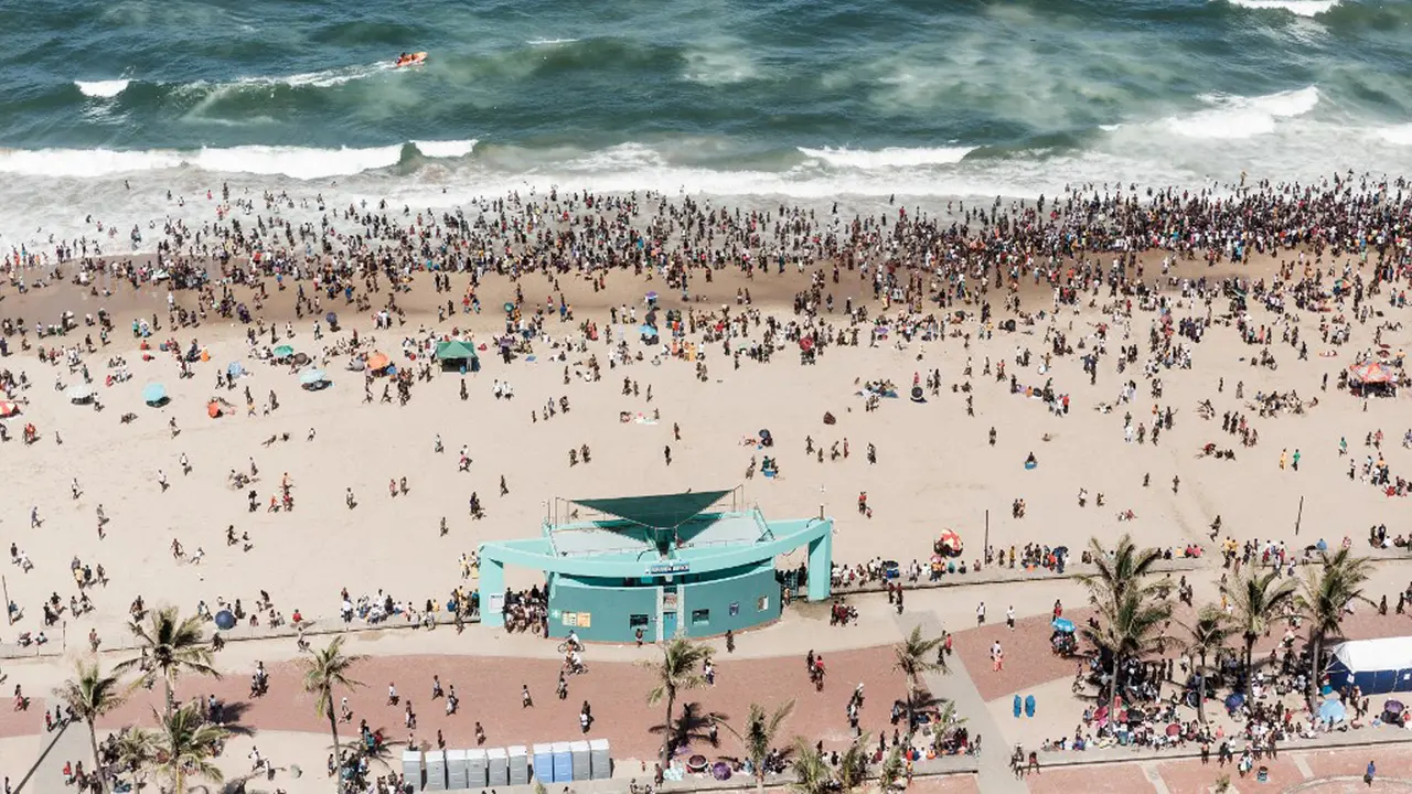 FOTO: Rayakan Tahun Baru, Ribuan Wisatawan Serbu Pantai Afrika Selatan