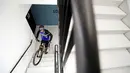 Pembalap sepeda asal Prancis, Aurelien Fontenoy, saat mendaki 768 anak tangga dari 33 lantai gedung Trinity Tower di distrik La Defense, Paris, (17/1/2021). (AP/Christophe Ena)