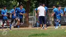 Gelandang PBR, Gavin Kwan Adsit (ketiga kiri) saat latihan jelang uji coba dengan Villa 2000 di Lapangan ISCI, Ciputat, Tangerang, Kamis (5/11/2015). Laga ini persiapan PBR menghadapi turnamen Piala Jenderal Sudirman. (Liputan6.com/Helmi Fithriansyah) 