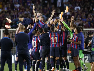 Pemain Barcelona, Jordi Alba (kiri) dan Sergio Busquets dilempar ke udara oleh rekan satu timnya setelah pertandingan melawan Real Mallorca pada La Liga Spanyol di stadion Camp Nou di Barcelona, Spanyol, Minggu, 28 Mei 2023. (AP Photo/Joan Monfort)