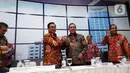 Ketua KPK Firli Bahuri (ketiga kanan) bersalaman dengan Ketua BPK Agung Firman Sampurna usai menggelar pertemuan di Gedung BPK, Jakarta, Selasa (7/1/2020). BPK dan KPK menyepakati kerja sama tindak lanjut hasil pemeriksaan yang berindikasi kerugian negara dan unsur pidana. (Liputan6.com/Johan Tallo)