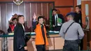 Terdakwa terorisme Tuah Febriwansyah saat akan menjalani sidang di Pengadilan Negeri Jakarta Barat, Selasa (9/2). Febri terbukti secara sah dan meyakinkan melakukan tindak pidana terorisme. (Liputan6.com/Gempur M Surya)