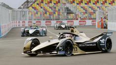 Sejumlah pebalap Formula E memacu mobilnya saat sesi shakedown di Jakarta International e-Prix Circuit (Jakarta E-Prix), Ancol pada Jumat (4/6/2022). (Bola.com/M Iqbal Ichsan)