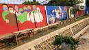 Deretan mural bertema covid-19 di kawasan Bukit Duri, Jakarta, Minggu (30/8/2020). Mural yang dibuat oleh petugas PPSU tersebut bertujuan untuk mengingatkan masyarakat akan bahaya covid-19, sehubungan dengan masih tingginya jumlah kasus positif covid-19 di Jakarta. (Liputan6.com/Immanuel Antonius)