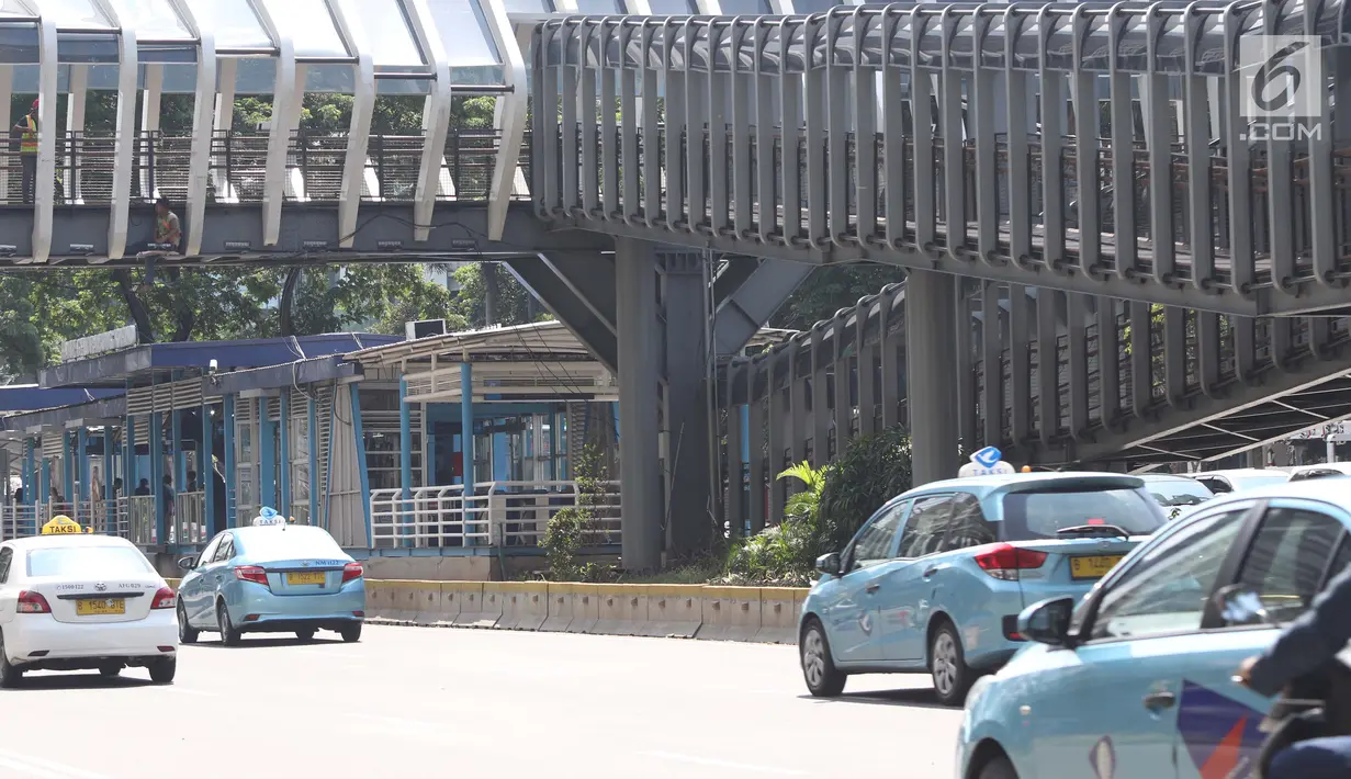Sejumlah pengendara melintas di dekat JPO Gelora Bung Karno di Jalan Jenderal Sudirman, Jakarta, Jumat (22/2). Ditarget selesai pada Januari 2019, hingga kini proses revitalisasi masih terus berjalan. (Liputan6.com/Helmi Fithriansyah)