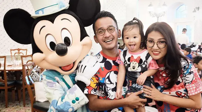 Sebelum berangkat berlibur ke Hongkong, Ruben Onsu lebih dulu mengajak Sarwendah dan Thalia Putri Onsu berkunjung ke makam mendiang ayah dan kedua sahabatnya, yakni Julia Perez dan Olga Syahputra. (Instagram/ruben_onsu)