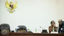Mensesneg Praktikno (kiri) berbincang dengan Kepala Staf Presiden Teten Masduki sebelum rapat terbatas penanganan radikalisme dan persiapan Natal serta Tahun Baru 2016 di Kantor Presiden, Jakarta, Rabu (16/12). (Liputan6.com/Faizal Fanani)