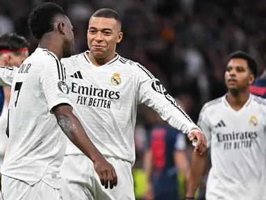 Penyerang Real Madrid, Vinicius Junior (kiri) bersama Kylian Mbappe merayakan golnya saat matchday 7 League Phase Liga Champions 2024/2025 melawan RB Salzburg di stadion Santiago Bernabeu, Madrid, Rabu 22 Januari 2025 atau Kamis (23/1/2025) dini hari WIB. (JAVIER SORIANO/AFP)