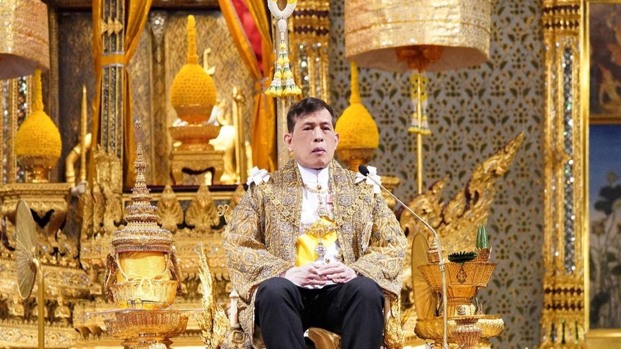 Raja Vajiralongkorn juga duduk di atas kursi singgasana megah berlapis emas. 

Di singgasana tersebut raja Thailand itu menyampaikan pidato yang disampaikan untuk para rakyatnya.