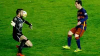 Pemain Barcelona, Lionel Messi, menaklukkan kiper Rayo Vallecano yang berbuah gol pada laga La Liga Spanyol di Estadio del Rayo Vallecano, Madrid, Jumat (4/3/2016) dini hari WIB. (EPA/Juanjo Martin)