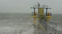 Dalam video mendebarkan itu terlihat kedua remaja terjun di tengah gelombang besar dan angin super kencang Badai Desmond.