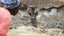 Menjadi pekerja tambang sejak masih kecil adalah hal yang lumrah di Afrika. Para orangtua mereka lebih senang anaknya bekerja daripada sekolah (AFP PHOTO / ISSOUF SANOGO)