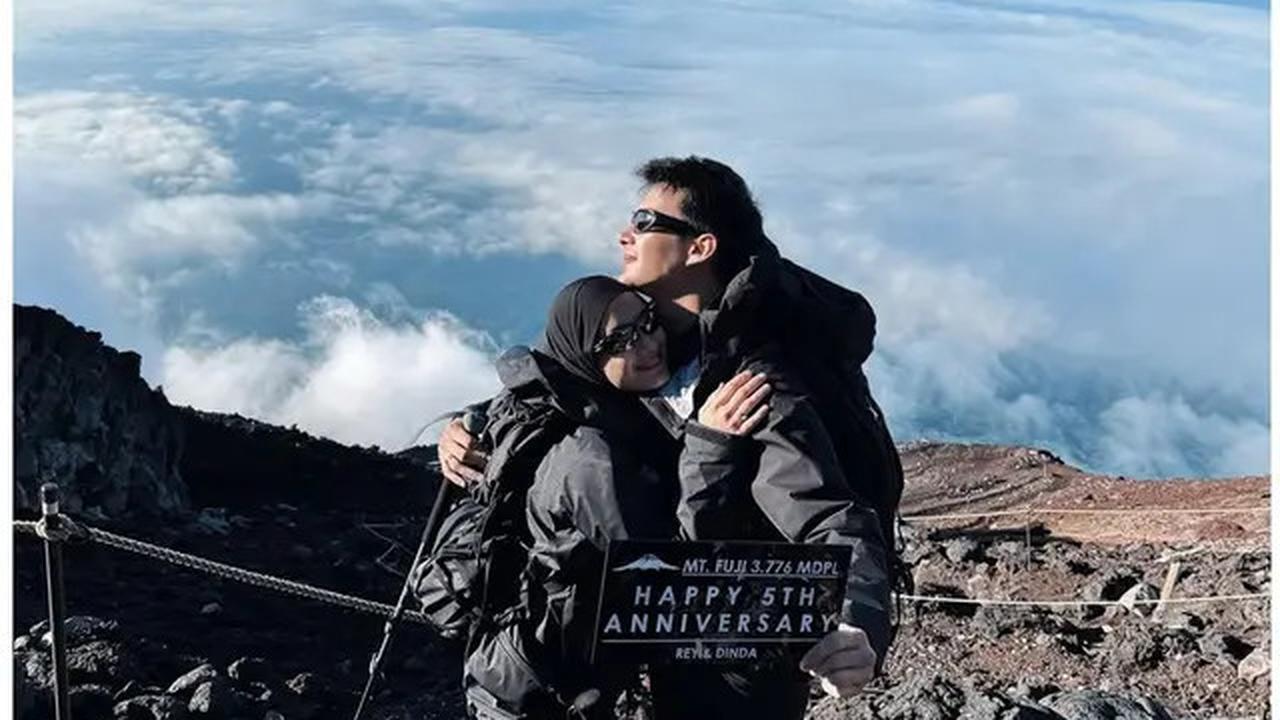 6 Potret Rey Mbayang dan Dinda Hauw Hiking ke Gunung Fuji, Rayakan Anniversary ke-5
