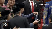 Jokowi Selfie Bareng Komeng Usai Pelantikan Anggota DPR, MPR, dan DPD 2024-2029