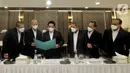 Direktur Utama Bank Syariah Indonesia Hery Gunardi (ketiga kiri) bersama jajaran Direksi pada press conference pemaparan kinerja triwulan III tahun 2021, di Jakarta, Kamis (28/10/2021). PT Bank Syariah Indonesia Tbk (BSI) menorehkan kinerja yang solid pada triwulan III 2021. (Liputan6.com/HO/BSI)