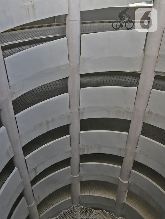 Warga mengayuh sepedanya di rampa spiral gedung parkir pusat perbelanjaan Kuningan City, Jakarta, Minggu (22/10/2020). Kegiatan ini untuk meningkatkan kebugaran dan imunitas tubuh di tengah pandemi COVID-19. (Liputan6.com/Herman Zakharia)