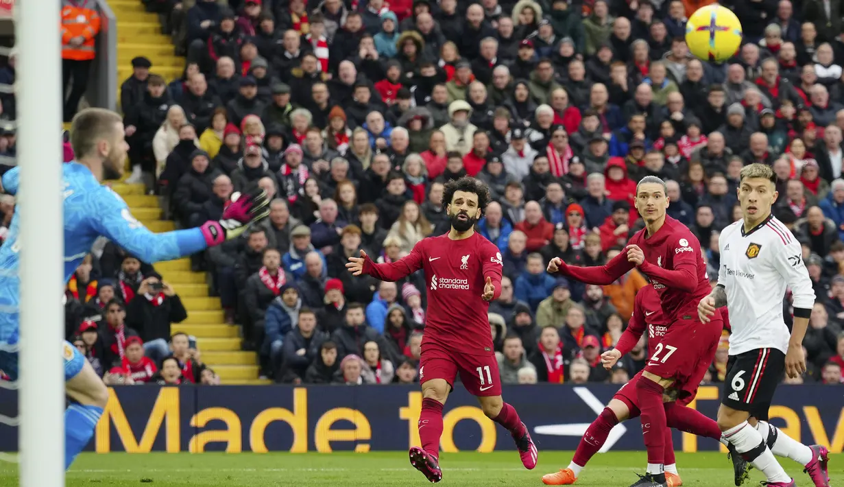 Reaksi pemain Liverpool, Mohamed Salah (tengah) atas percobaan gol Darwin Nunez ke gawang Manchester United pada laga pekan ke-26 Liga Inggris 2022/2023 yang berlangsung di Anfield, Liverpool, Senin (06/03/2023) WIB. (AP Photo/Jon Super)