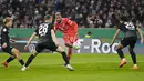 <p>Bayern membuka keunggulan lebih dulu pada menit ke-19. Berawal dari sepak pojok, Dayot Upamecano menanduk bola untuk menjebol gawang Freiburg. (AP Photo/Matthias Schrader)</p>