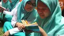 Santri membaca Al-Qur'an saat kegiatan Kemah Hari  Santri di Bogor, Selasa (22/10/2019). Pemerintah menetapkan 22 Oktober sebagai HSN bertepatan dengan Resolusi Jihad yang dikumandangkan  pendiri Nahdlatul Ulama KH. Hasyim Asyari untuk mempertahankan kemerdekaan RI. (merdeka.com/Arie Basuki)