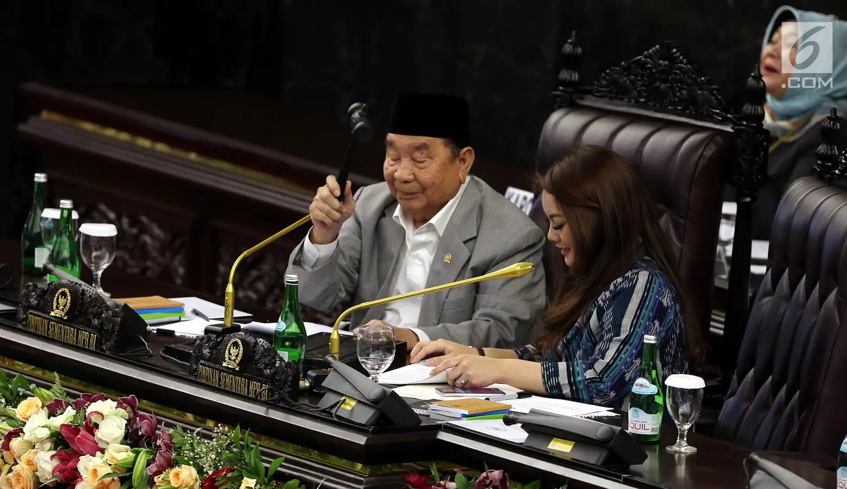 Pimpinan MPR sementara, Nasdem Hillary Brigitta Lasut dan Abdul Wahab Dalimunte memimpin Sidang paripurna ke-2 MPR di Senayan, Jakarta, Rabu (2/10/2019). Rapat  beragenda mengesahkan jadwal acara sidang dan membentuk fraksi-fraksi dan kelompok Dewan Pimpinan Daerah (DPD). (Liputan6.com/Johan Tallo)