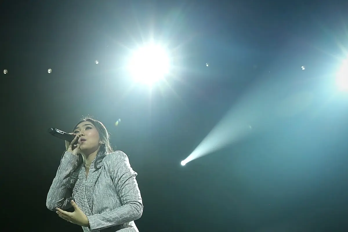 [Bintang] Isyana Sarasvati di Konser Rossa