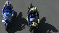 Pembalap Monster Energy Yamaha, Valentino Rossi, mulai mewaspadai pembalap Suzuki Ecstar, Alex Rins, di MotoGP 2019. (AFP/JUAN MABROMATA)