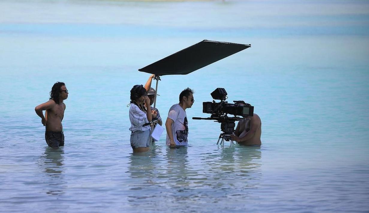Hanung Bramantyo, terjun langsung ke tengah laut untuk syuting film barunya. (Foto: Instagram/@hanungbramantyo)