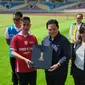 Ketua Umum PSSI, Erick Thohir, menyerahkan souvenir Piala Dunia U-20 2023 kepada Wali Kota Solo, Gibran Rakabuming Raka, saat mengunjungi Stadion Manahan, Solo, Minggu (12/3/2023). (Bola.com/Radifa Arsa)