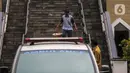 Seorang pria membawa bunga saat pelepasan jenazah Glenn Fredly di Gereja Sumber Kasih, Lebak Bulus, Jakarta, Kamis (9/4/2020). Kepergian Glenn Fredly menyisakan kepedihan mendalam bagi para sahabat. (Liputan6.com/Faizal Fanani)